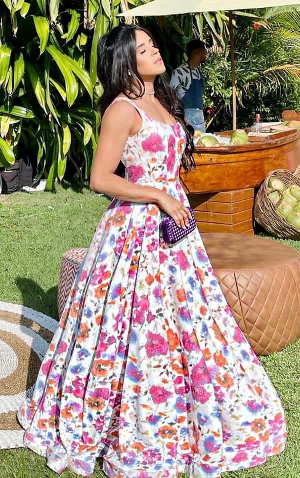 vestido de festa estampado para convidada de casamento: Vestido de festa  estilo princesa com fundo branco e estampa floral  em tons de rosa, laranja e azul