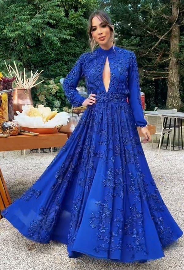 vestido de festa longo azul royal  fluido com manga longa bordado