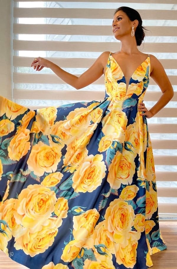 vestido de festa longo com estampa floral amarelo e azul para madrinha de casamento