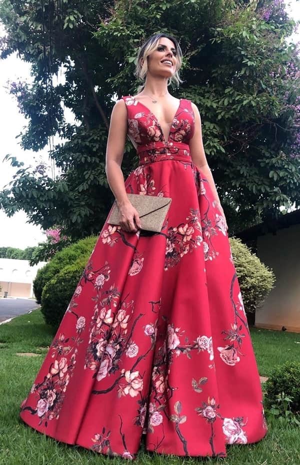 vestido de festa vermelho estilo princesa com estampa floral