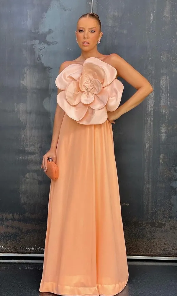 Vestido de festa longo com maxi flor  3D na frente do vestido