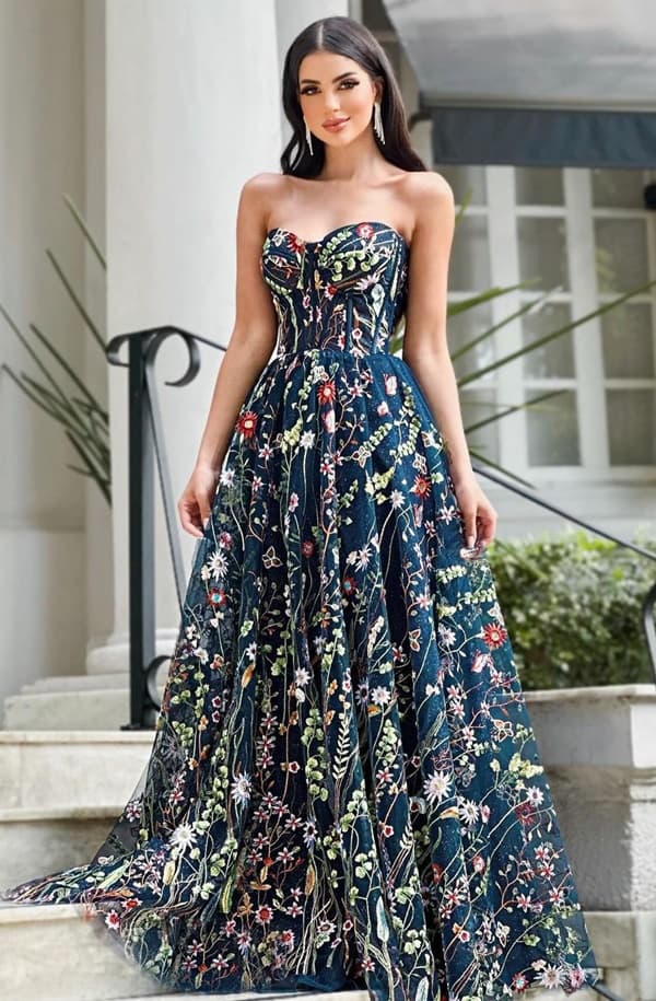 vestido de festa longo azul marinho com bordado floral.