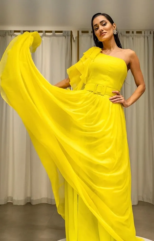 vestido de festa longo amarelo um ombro só com cinto do tecido do vestido