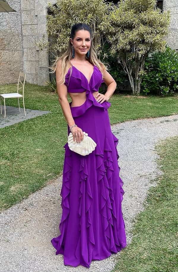 vestido longo roxo fluido com recorte na cintura e alças finas