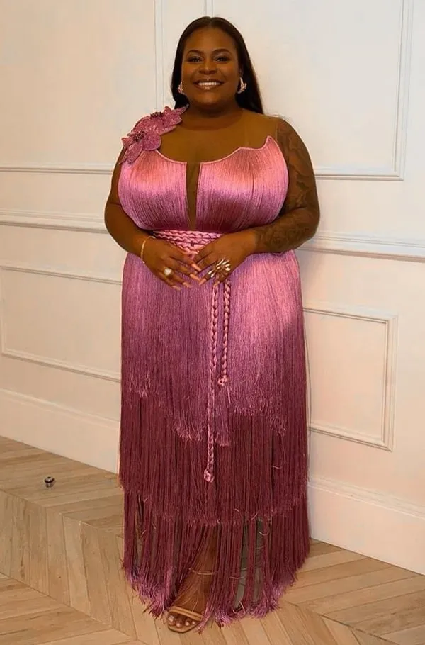 vestido de festa plus size rosa com franjas