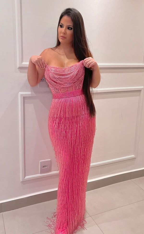 vestido de festa longo rosa chiclete justo com franjas e decote tomara que caia