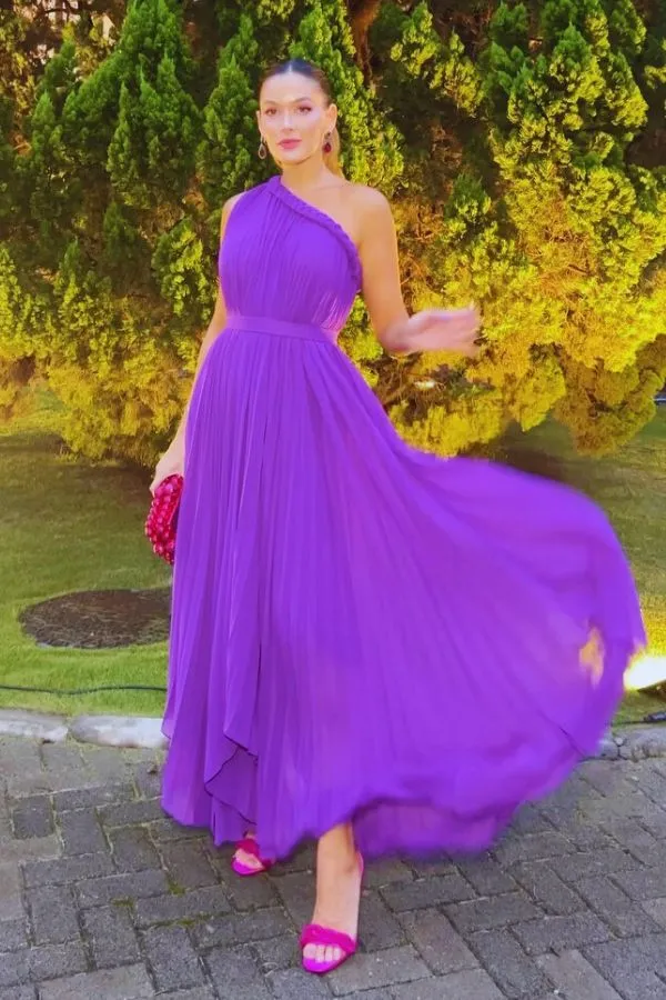 vestido de festa roxo plissado um ombro só