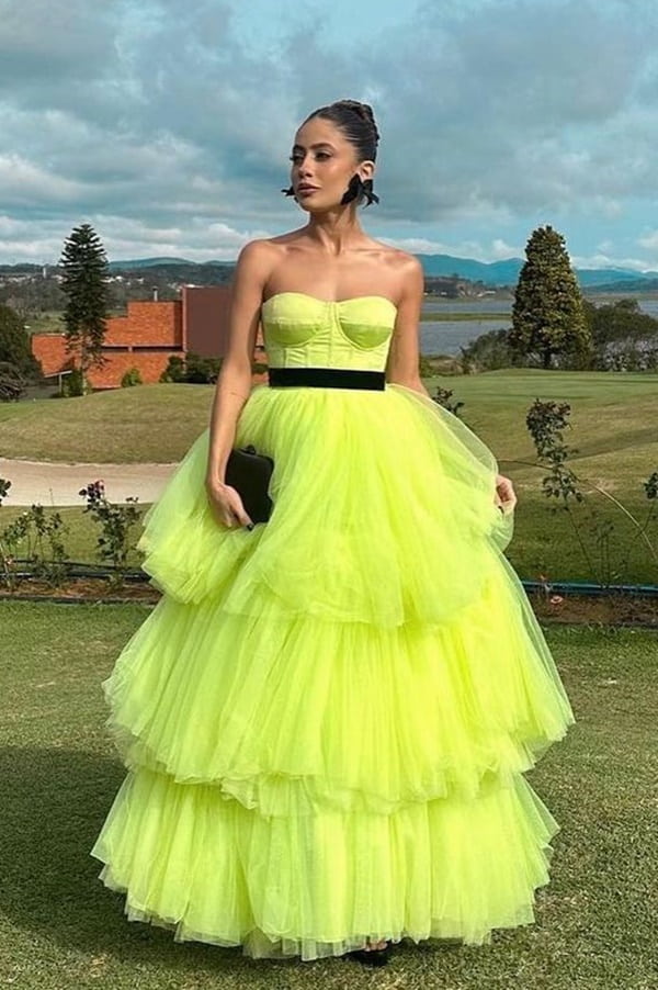 vestido de festa estilo princesa de tule na cor verde lima usado em casamento na fazenda