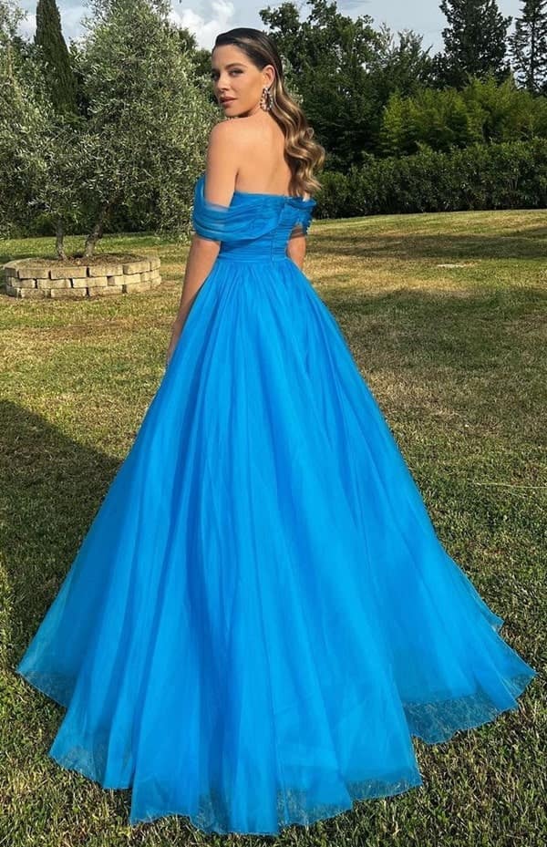 Luma Costa vestido azul para madrinha de casamento na fazenda