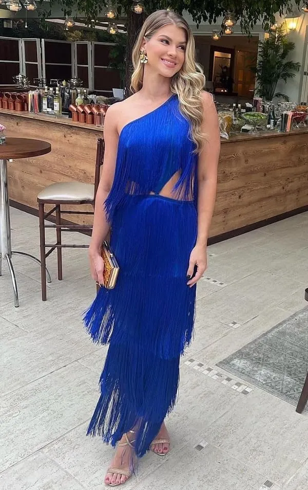 vestido longo com franja azul bic para convidada