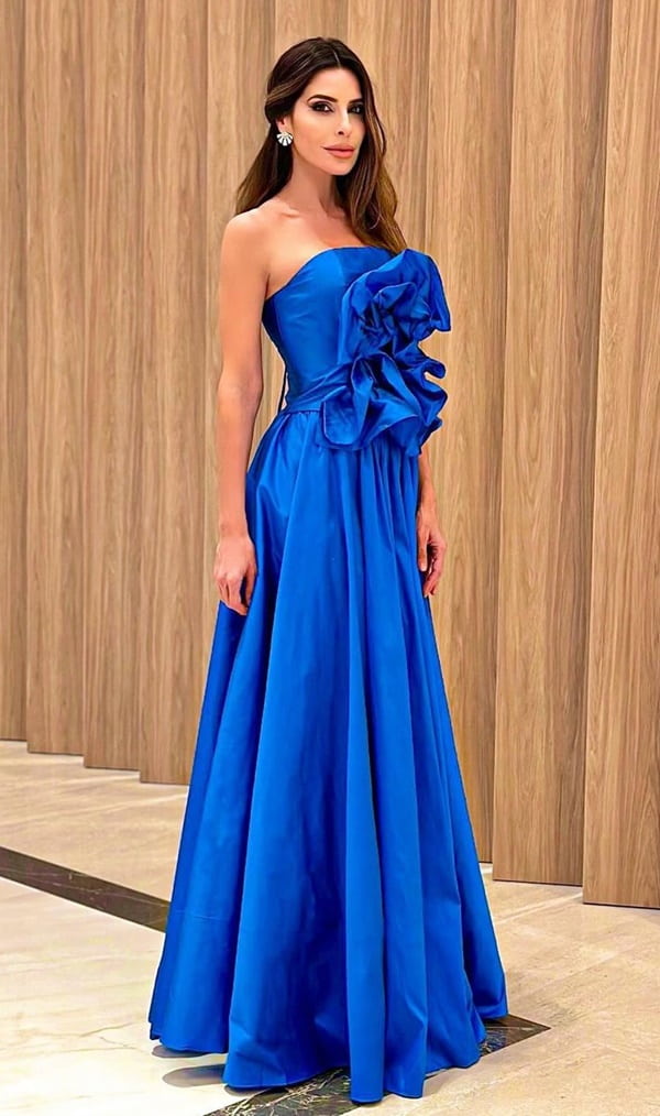 vestido de festa longo azul bic com decote tomara que caia e flor modelada