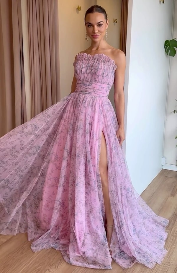 vestido rosa estampado fluido com fenda