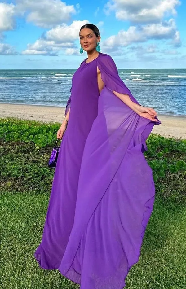 vestido de festa longo roxo fluido com capa