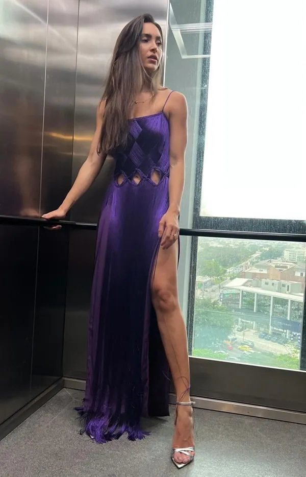vestido de festa longo roxo com franjas e fenda