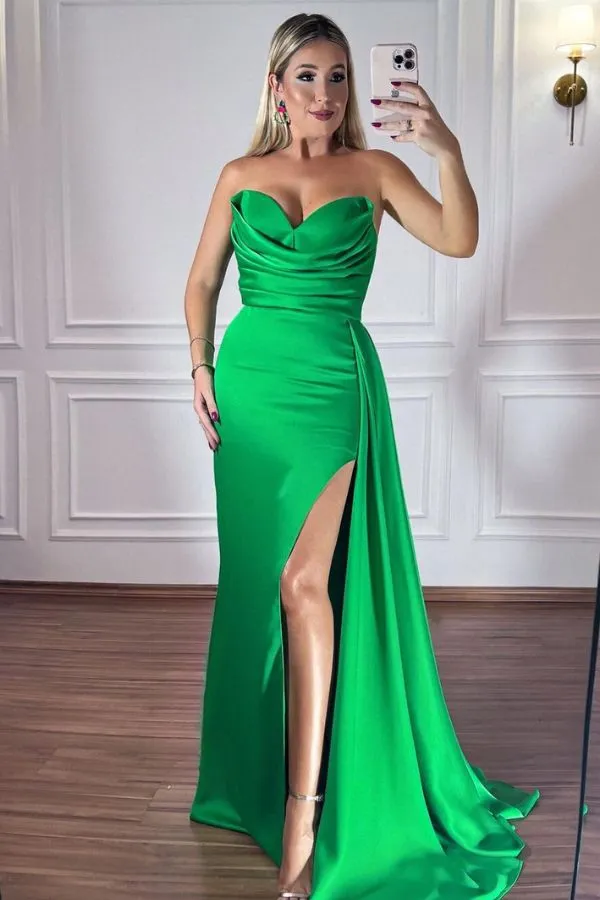 vestido para convidada de casamento à noite, modelo verde justo com fenda e decote tomara que caia