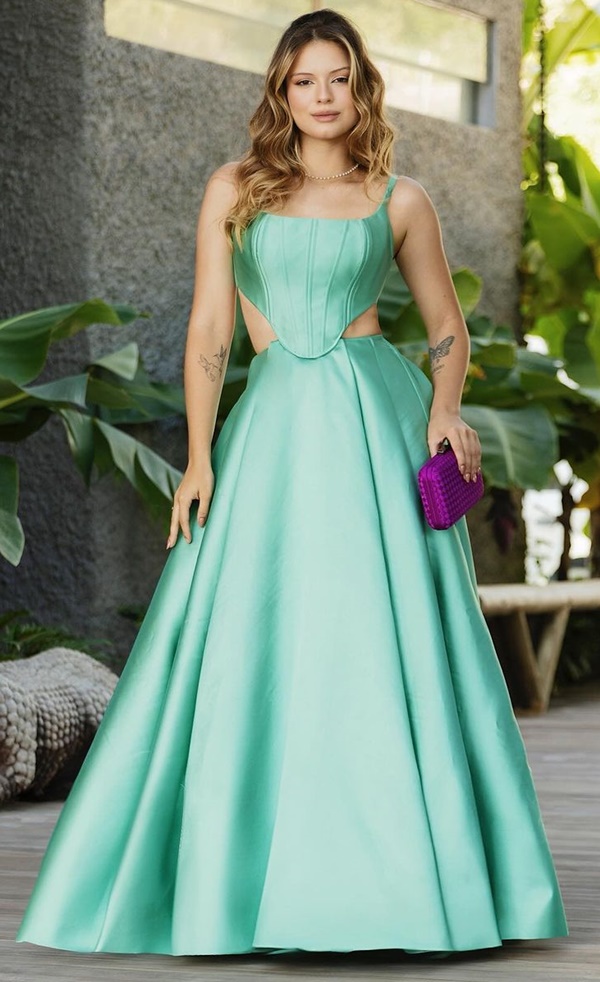 vestido de festa longo estilo princesa com recorte na cintura, o vestido possui alças finas e corpete estruturado com barbatanas