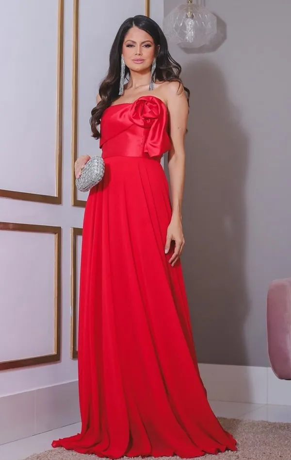 vestido longo vermelho fluido para convidada de casamento à noite