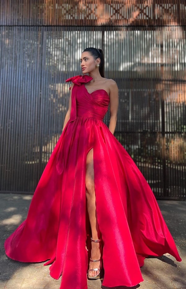 vestido de festa longo vermelho estilo princesa com fenda, um ombro só e laço