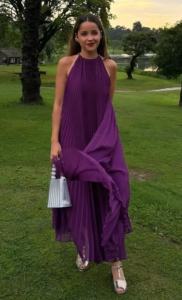 vestido longuete plissado bem fluido na cor vinho