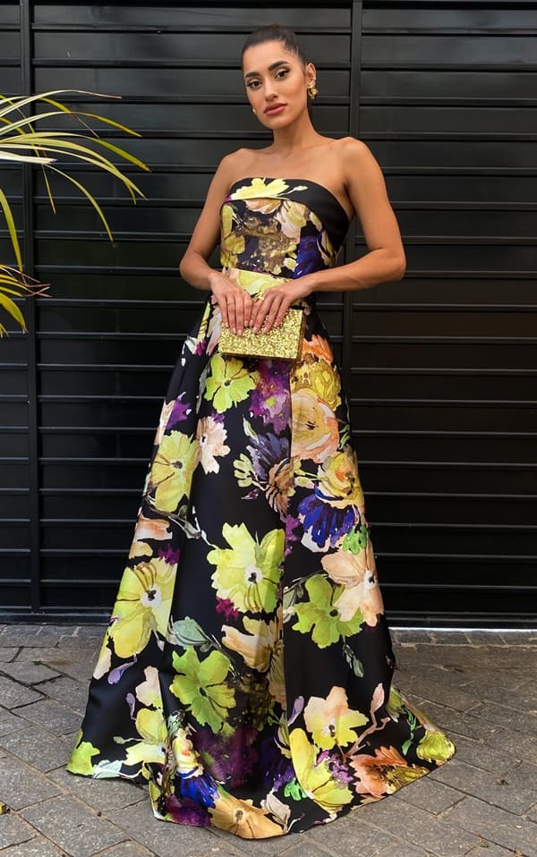 vestido de festa longo estampado,  modelo de zibeline com fundo preto e estampa de maxi flores coloridas