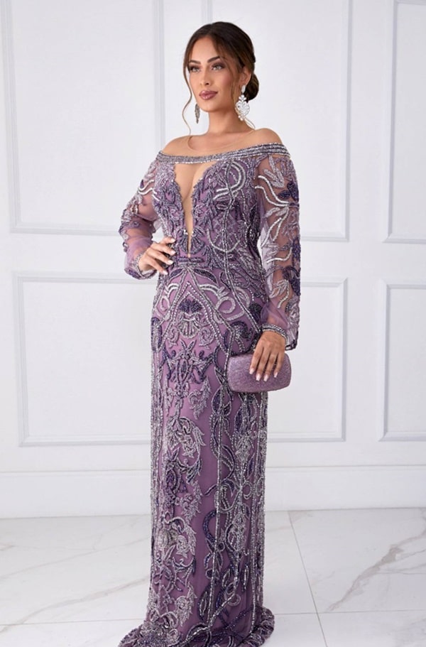 vestido de festa longo da paleta roxo lavanda para mãe de noiva. Vestido justo com mangas longas de tule bordado