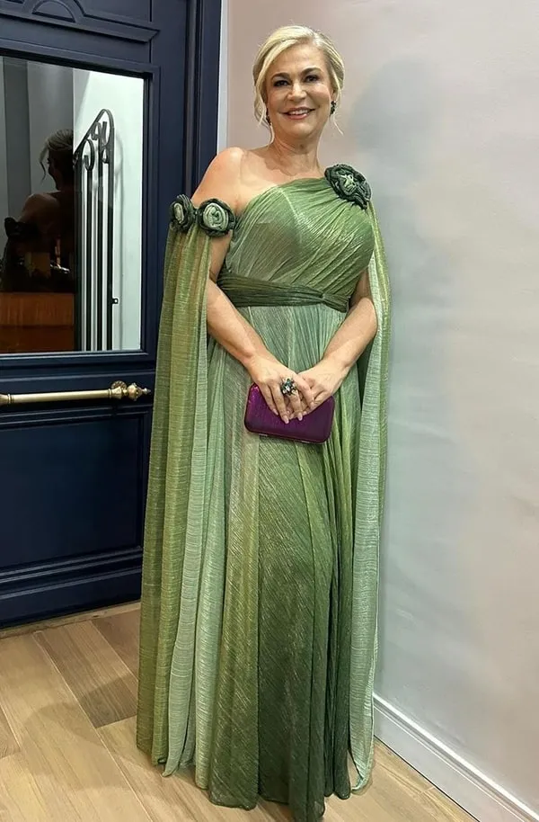 vestido verde para mãe de noiva, modelo um ombro só com manga capa