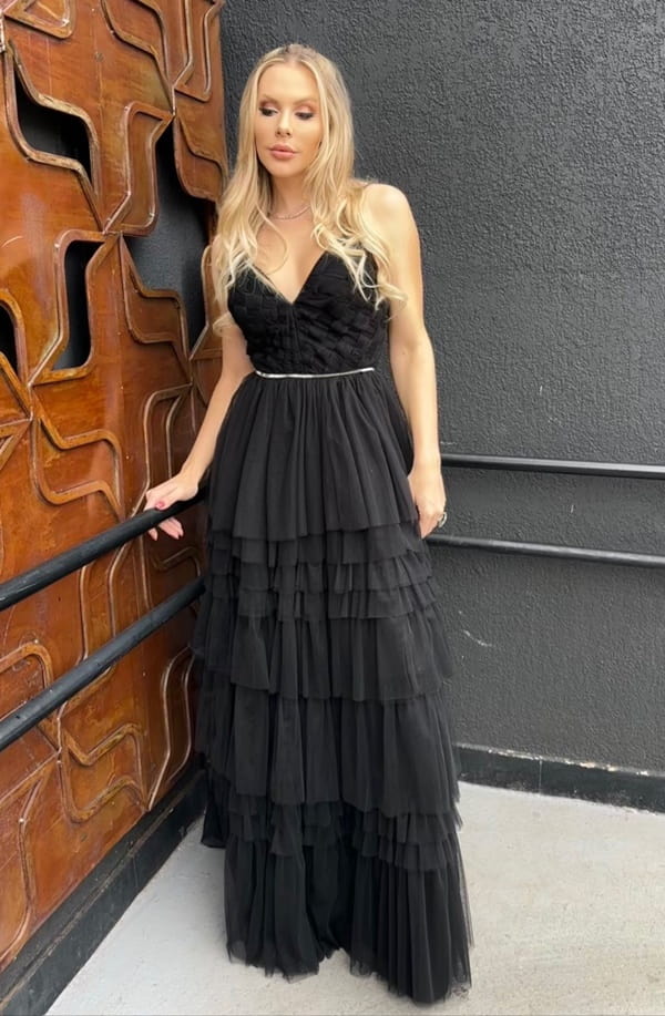 vestido longo preto com saia em camadas