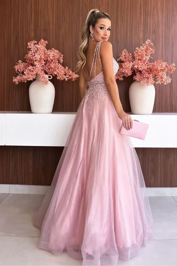 vestido rosa para debutante, modelo com saia ampla, decote nas costas e bordado no corpete