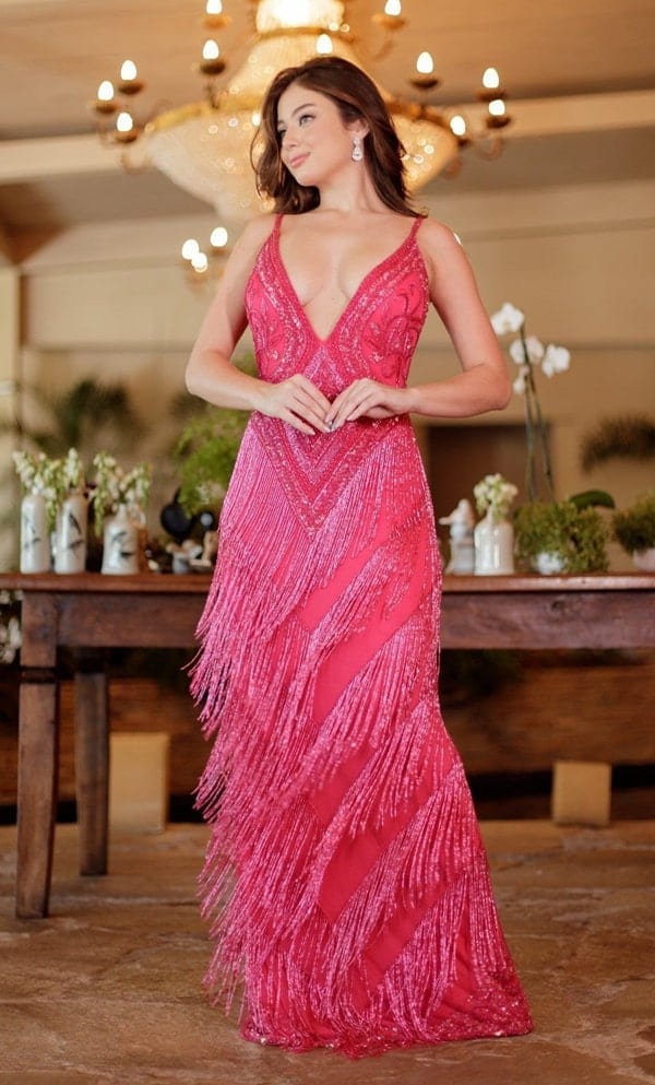 vestido de festa longo rosa pink justo com franjas, decote em v e alças finas