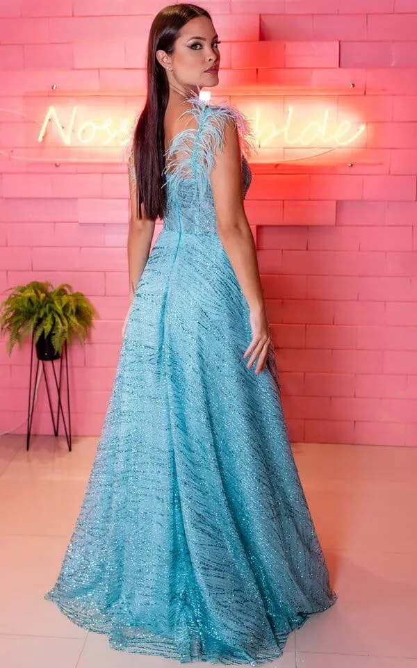 Vestido  de festa longo azul tiffany, alças com plumas, modelo princesa com busto estruturado, paetê e gliter em todo o vestido