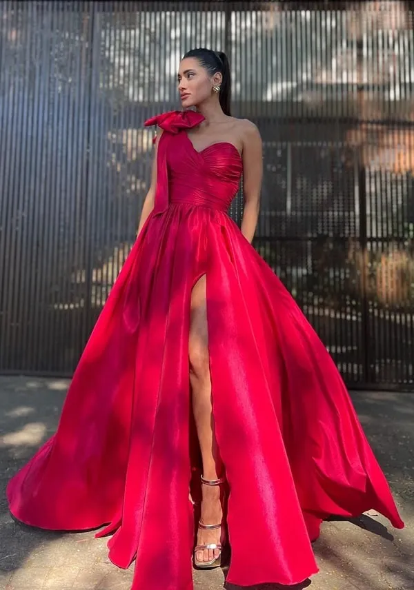 vestido de festa longo vermelho estilo princesa com fenda e um ombro só para formanda