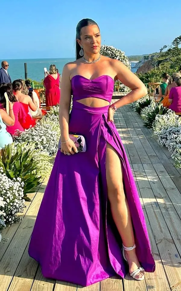 vestido de festa longo violeta roxo com fenda e decote tomara que caia