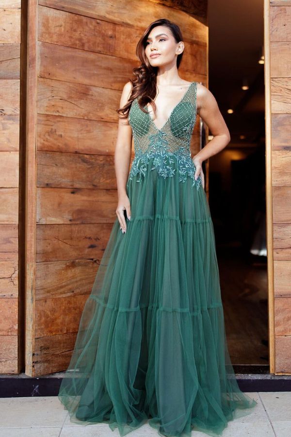  Vestido longo verde oliva com saia de tule e bordado delicado no corpete para madrinha de casamento