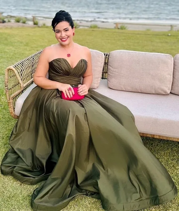 vestido verde oliva para madrinha de casamento, vestido com saia ampla, decote tomara que caia coração e cintura marcada