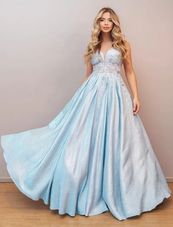 vestido longo azul claro com brilho para debutante 15 anos