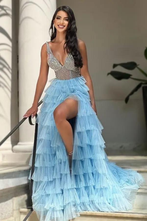 vestido azul claro com saia de tule em camadas e fenda e corpete bordado com cristais