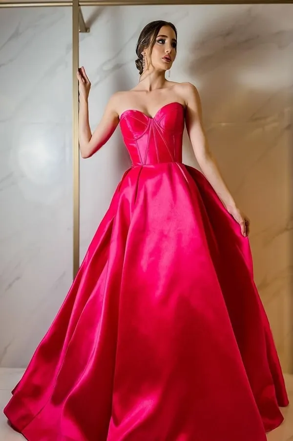 vestido de festa pink estilo princesa com corselet com barbatanas e decote tomara que caia coração