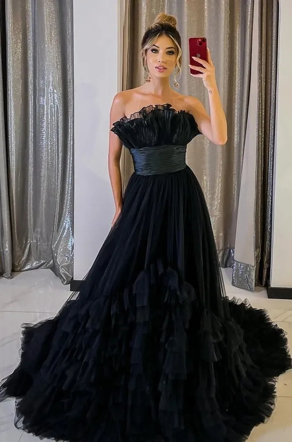 vestido de festa longo preto com volume na saia e decote tomara que caia