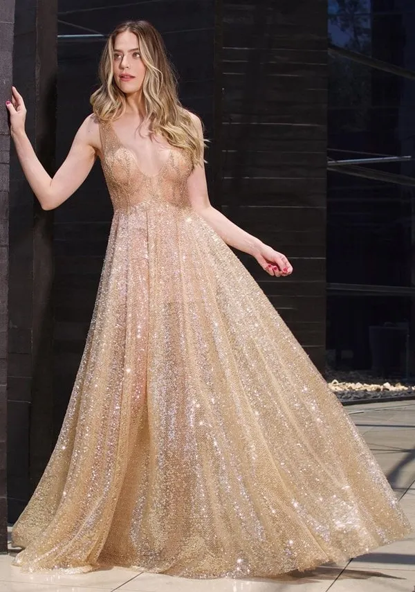 vestido dourado longo com saia com brilho glitter e uma leve transparência no corpete