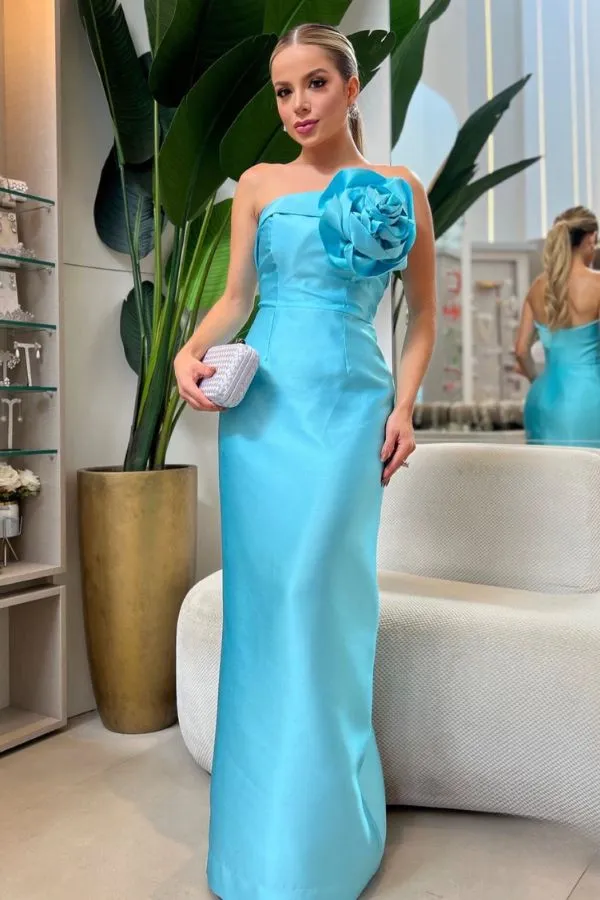 vestido de festa longo justo azul claro com decote tomara que caia e maxi flor 3D