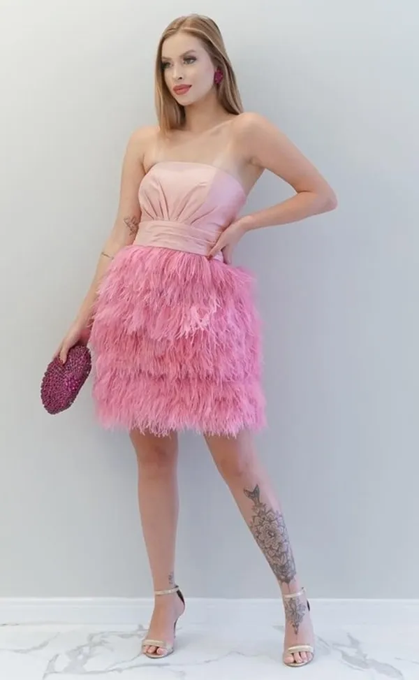 vestido de festa curto rosa com saia de plumas para debutante 15 anos