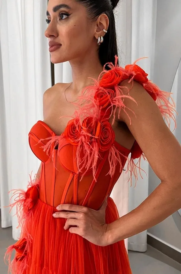 vestido de festa longo laranja um ombro só com aplicação de flores 3D na alça e plumas 