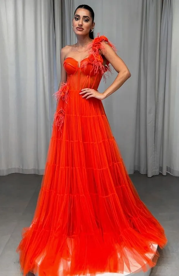 vestido laranja para madrinha de casamento, o vestido possui saia de tule, corselete e aplicação de flores 3D com plumas