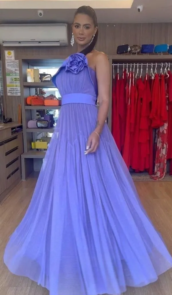 vestido lavanda de tule modelo um ombro só com flor no ombro para madrinha de casamento