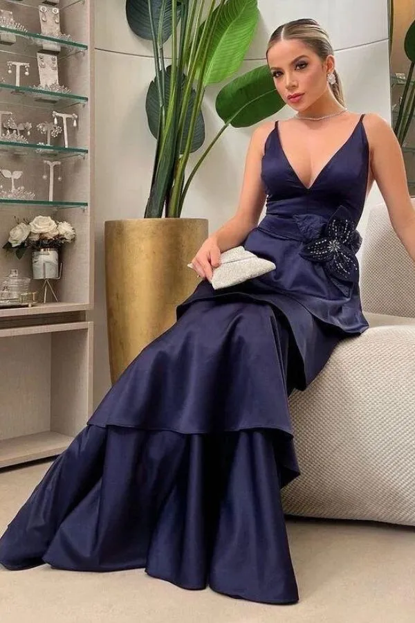 vestido azul marinho para madrinha de casamento: vestido de festa longo azul marinho com alças finas, decote em V e maxi flor  3D na cintura e saia em camadas