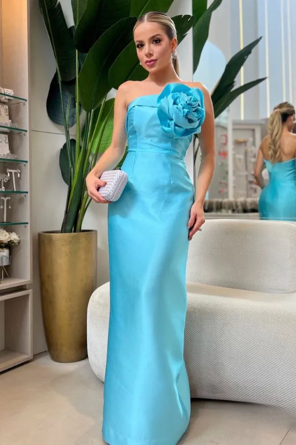 vestido longo azul tiffany justo com decote tomara que caia e maxi flor 3D no decote