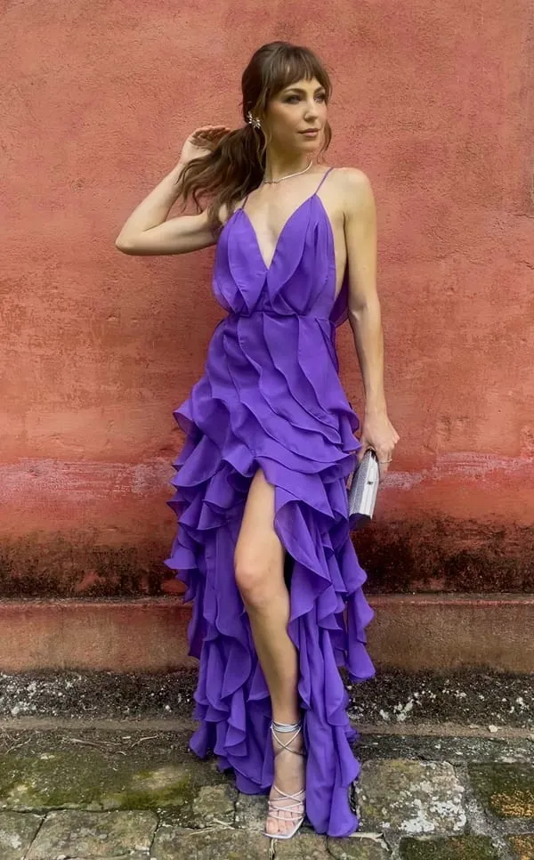 vestido longo roxo fluido com fenda, alças finas e babados por todo vestido