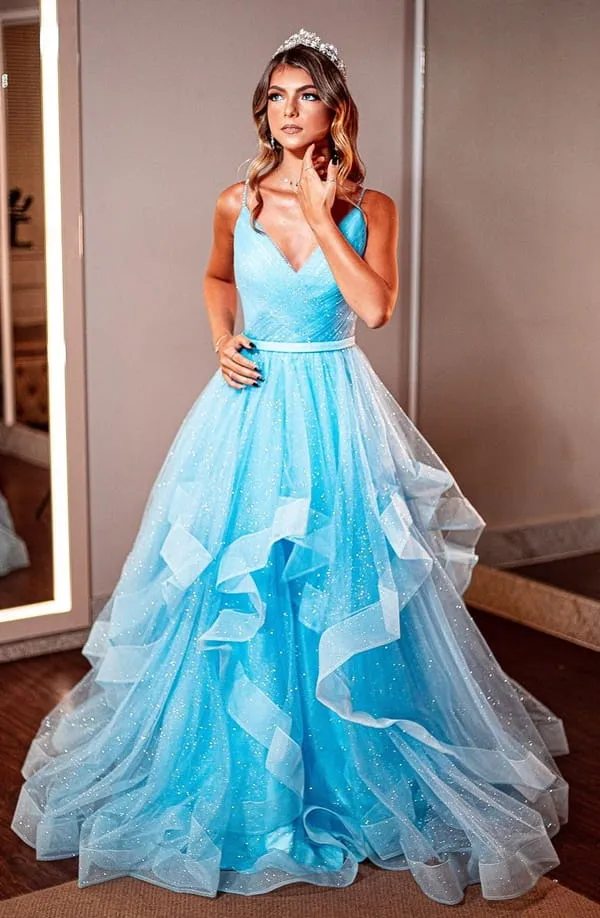 vestido azul claro com brilho glitter para debutante 15 anos. o vestido é de tule, possui a saia em camadas assimétricas, alças finas e decote em v