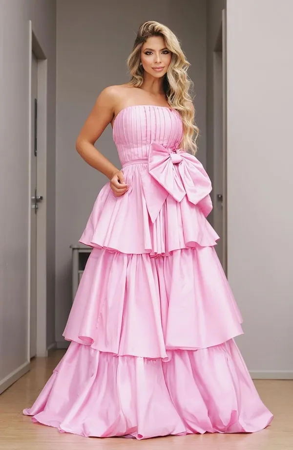 vestido de festa longo rose com saia em camadas e laço grande na cintura