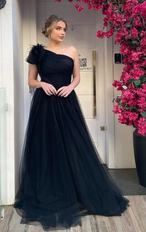 vestido de festa longo preto, modelo um  ombro só com plumas no ombro